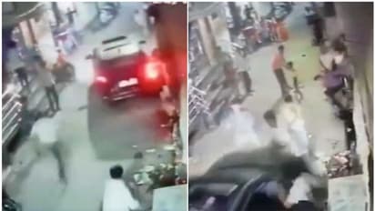 ബൈക്കില്‍ ഇടിച്ചതില്‍ തര്‍ക്കം, കാര്‍ യാത്രക്കാരന്‍ പ്രകോപിതനായി; മൂന്ന് പേരെ ഇടിച്ച് തെറിപ്പിച്ചു, വീഡിയോ