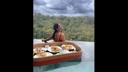 బికినీలో నడిసముద్రంలో నభా నటేష్‌ అందాల సయ్యాట.. వెకేషన్‌లో ఇస్మార్ట్ బ్యూటీ తెగింపు పోజులు.. 