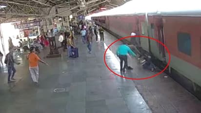 कोटा रेलवे पुलिसकर्मी के देवदूत अवतार का वीडियो: चलती ट्रेन से गिरी महिला को दूर खींच कर दे दी दूसरी जिंदगी