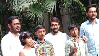 ‘৩৫০-র উপর ছবি করেও গোল্ডেন শিখা পেলাম না!’, ‘দোস্তজি’ নিবেদন করে প্রসূনের পাশে প্রসেনজিৎ