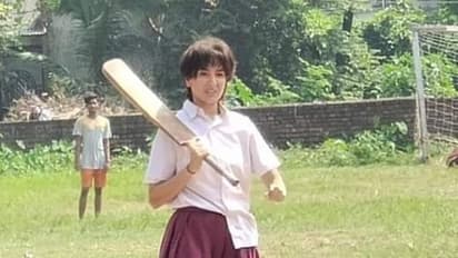 বিদায় কলকাতা! শ্যুট শেষে প্যারামাউন্টের সরবৎ, বেলুড়ের গঙ্গা-ঘাটে প্রার্থনায় ‘চাকদা এক্সপ্রেস গার্ল’