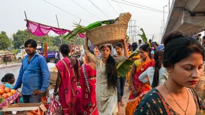 छठ पूजा की तैयारियों को अंतिम रूप देने बाजार में उमड़ी भीड़, 10 फोटो में देखिए आज की मनमोहक झलकियां