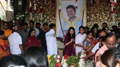 Puneeth Rajkumar: ಪುನೀತ್​ ರಾಜ್​ಕುಮಾರ್​ ಪುಣ್ಯ ಸ್ಮರಣೆ: ಅಣ್ಣಾವ್ರ ಕುಟುಂಬದಿಂದ ಅಪ್ಪು ಸಮಾಧಿಗೆ ಪೂಜೆ