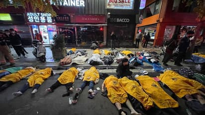 सियोल में Halloween पार्टी में भगदड़: घबराकर कार्डियक अरेस्ट से वहीं गिरकर मर गए 20 साल के कई युवा, PICS