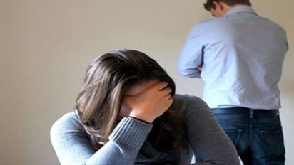   पत्नी तलाक चाहती थी...कोर्ट ने कहा-आखिरी बार साथ रहो, लेकिन हो गया इतना बड़ा कांड, अब सब रोए जा रहे