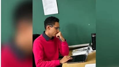 വിദ്യാർത്ഥികൾക്ക് മോശം സന്ദേശങ്ങളയച്ചതിന് സ്കൂളിൽ നിന്നും പുറത്തുപോയ അധ്യാപകൻ മറ്റൊരു പേരിൽ മറ്റൊരു സ്കൂളിൽ