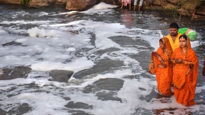 अस्त होते सूर्य को श्रद्धालुओं ने दिया अर्घ्य, 10 फोटों में देखिए आज कहां क्या हुआ 