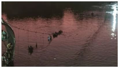 ഗുജറാത്തില് തൂക്കുപാലം തകര്ന്നു, നൂറിലേറെ പേര് പുഴയില് വീണു, 10 മരണം