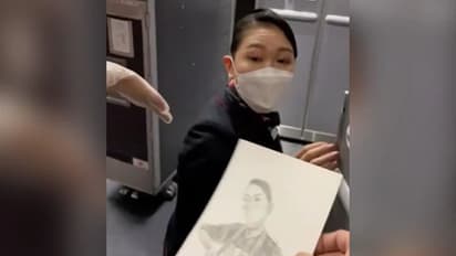 യാത്രക്കാരനില് നിന്ന് എയര്ഹോസ്റ്റസിന് പ്രതീക്ഷിക്കാത്ത സമ്മാനം; തിരിച്ചും സമ്മാനം, വീഡിയോ...