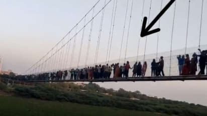 Morbi Bridge हादसा: पुल पर खेला जा रहा था मौत का खेल, सामने आए हादसे के पहले के खौफनाक वीडियोज