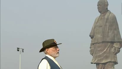 தேசிய ஒற்றுமை தினம்: சர்தார் வல்லபாய் படேல் சிலைக்கு பிரதமர் மோடி மலர் தூவி மரியாதை