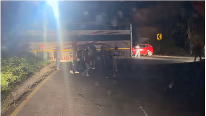 താമരശ്ശേരി ചുരത്തില്‍ സുരക്ഷാഭിത്തിയ്ക്ക് പുറത്തേക്ക് ബസ് ചാടി, അപകടം ഒഴിവായത് തലനാരിഴയ്ക്ക്