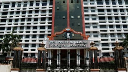 ‘അനധികൃത ബാനറുകളും കൊടികളും വെക്കുന്നവർക്കെതിരെ ക്രിമിനല്‍ കേസെടുക്കണം’: നിലപാട് കടുപ്പിച്ച് ഹൈക്കോടതി