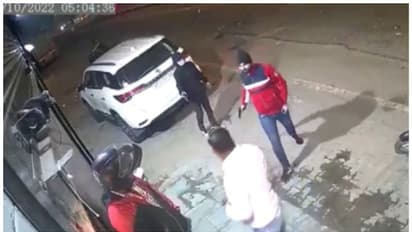 തിരക്കേറിയ റോഡിൽ തോക്ക് ചൂണ്ടി ഫോർച്യൂണർ എസ്യുവി കവര്ന്നു!