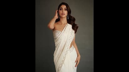 చాలీచాలనీ బ్లౌజ్ లో జాన్వీ కపూర్ అందాల జాతర.. చీరకట్టులో హాట్ పోజులిస్తూ పిచ్చెక్కిస్తున్న స్టార్ కిడ్!