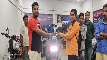 सिक्के से भरा बोरा लेकर शख्स पहुंच गया बाइक खरीदने, देखकर दंग रह गए शोरूम वाले