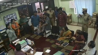 അധ്യാപകന്റെ കാല് തല്ലിയൊടിക്കുമെന്ന ഭീഷണി: എസ്എഫ്ഐ തൃശ്ശൂർ ജില്ലാ സെക്രട്ടറിക്കെതിരെ കേസെടുത്തു
