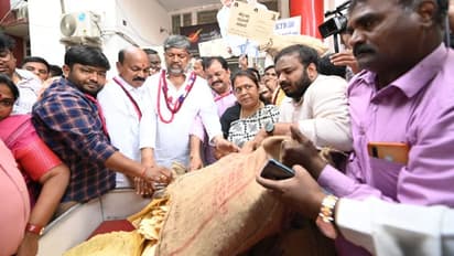 చేనేతపై జీఎస్టీ రద్దు చేయాలని హైదరాబాద్లో భారీ ర్యాలీ.. లక్షలాది పోస్ట్ కార్డులను మోదీకి పంపిన నేతన్నలు..