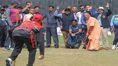 टी-20 टूर्नामेंट का उद्घाटन योगी जी ने कुछ इस अंदाज में किया, 10 फोटो में देखिए आज कहां क्या हुआ 