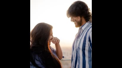 கெளதம் கார்த்தியுடன் ரொமான்டிக் புகைப்படம் வெளியிட்டு காதலை உறுதி செய்த மஞ்சிமா மோகன்! வைரல் போட்டோஸ்!