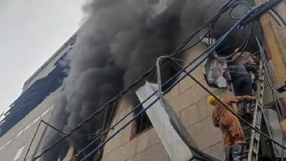 दिल्ली में बड़ा हादसा: फुटवियर फैक्ट्री में लगी भीषण आग, 2 की लोगों की मौत, तीसरी मंजिल पर फंसे 100 मजदूर