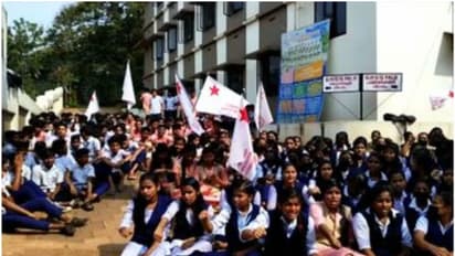 സാമൂഹിക ശാസ്ത്ര അധ്യാപകന്‍ വിദ്യാര്‍ത്ഥിനികളോട് മോശമായി പെരുമാറി; എസ് എഫ് ഐ  സമരം