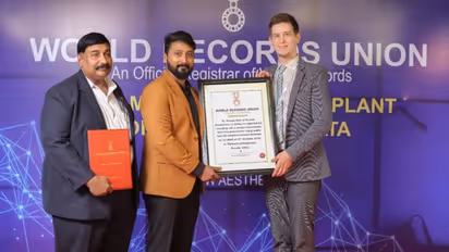  അലോപേഷ്യ ഏരിയേറ്റ ബാധിതന് മീശ മാറ്റി വയ്ക്കല്‍ ശസ്ത്രക്രിയ; വേള്‍ഡ് റെക്കോര്‍ഡില്‍ ഇടം നേടി ഡോക്ടര്‍