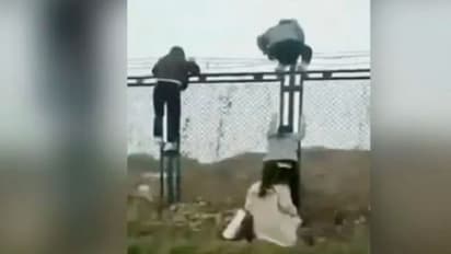 ఆపిల్ ఫ్యాక్టరీ నుండి గోడ ఎక్కి పారిపోతున్న ఉద్యోగులు.. సోషల్ మీడియాలో వీడియో వైరల్.. కారణం ఏంటంటే..?