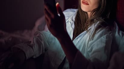 60 साल की पत्नी बेटे के दोस्त के साथ कर रही थी 'गलत काम', 72 साल के पति ने दी दर्दनाक सजा