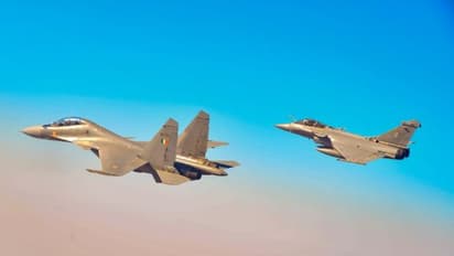 फ्रांस के वायुसेना चीफ ने उड़ाया सुखोई तो IAF चीफ राफेल लेकर निकल पड़े, जानिए फिर क्या हुआ...