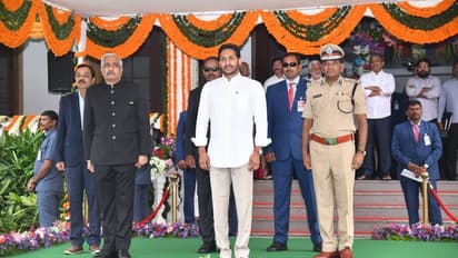 ఘనంగా ఏపీ అవతరణ దినోత్సవ వేడుకలు... జాతీయ జెండా ఆవిష్కరించిన సీఎం జగన్ (ఫోటోలు)