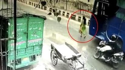 ರಸ್ತೆ ದಾಟುವಾಗ ಮಹಿಳೆ ಮೇಲೆ ಹರಿದ ಬಸ್: ಅಪಘಾತದ ಭಯಾನಕ ವಿಡಿಯೋ ವೈರಲ್