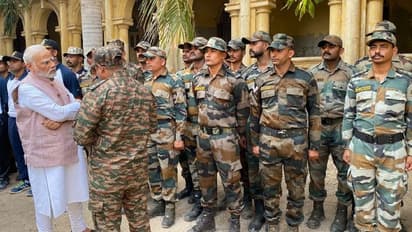  मोरबी में हादसे वाले स्पॉट पर पहुंचे PM मोदी, रेस्क्यू टीम से की मुलाकात, 3 दिन से सेना चला रही ऑपरेशन