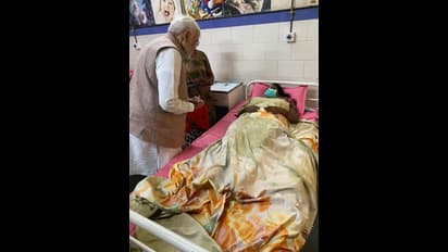 कंधे पर हाथ रख पीएम ने बढ़ाया घायलों का हौंसला, मोदी ने इनसे सुनी उस खौफनाक मंजर की कहानी