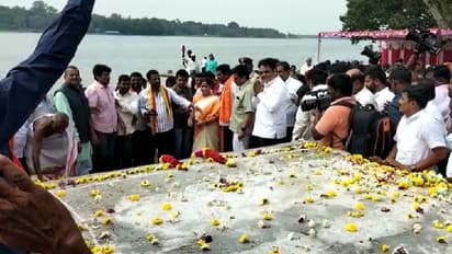 ಕೆಂಪೇಗೌಡರ ಕಂಚಿನ ಪ್ರತಿಮೆಗಾಗಿ ಮುಡುಕುತೊರೆಯಲ್ಲಿ ಮೃತ್ತಿಕೆ ಸಂಗ್ರಹ