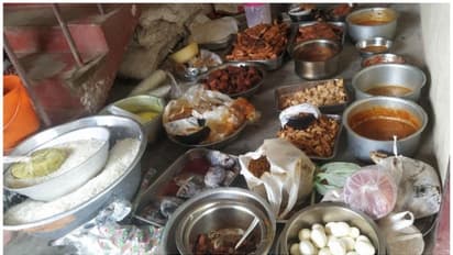 പഴകിയ ഭക്ഷണസാധനങ്ങൾ, ടോയ്ലെറ്റ് പരിസരത്ത് ആഹാരശേഖരം; ആലപ്പുഴയിൽ റെയ്ഡ്, ഹോട്ടൽ അടപ്പിച്ചു