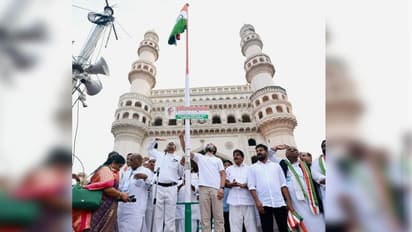 Bharat Jodo Yatra: చార్మినార్ వద్ద త్రివర్ణ పతాకాన్ని ఎగురవేసిన రాహుల్ గాంధీ