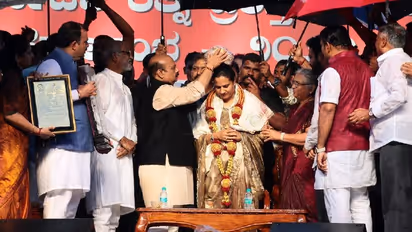 ಕ್ಯಾಮರಾದಲ್ಲಿ ಸೆರೆಯಾದ 'ಕರ್ನಾಟಕ ರತ್ನ' ಪ್ರಶಸ್ತಿ ಸಮಾರಂಭದ ಅಪೂರ್ವ ಕ್ಷಣಗಳಿವು