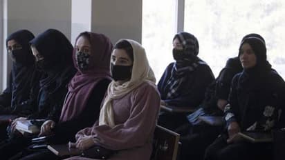 അഫ്ഗാൻ സർവ്വകലാശാലയ്ക്ക് മുന്നിൽ വച്ച് വിദ്യാർത്ഥിനികളെ മർദ്ദിച്ച്  താലിബാൻ ഉദ്യോഗസ്ഥൻ; വീഡിയോ