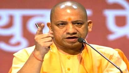Yogi: போலீஸ் டிஎஸ்பி சப்-இன்ஸ்பெக்டராக பதவி இறக்கம்: உ.பி முதல்வர் ஆதித்யநாத் அதிரடி: முழுவிவரம்