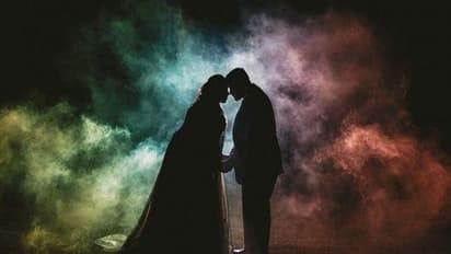 शव वाहन से आई दुल्हन, श्मशान बना वेडिंग वेन्यू, अजीबो गरीब तरीके से कपल ने रचाई शादी