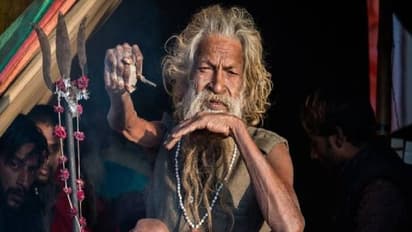 കഴിഞ്ഞ 45 വർഷങ്ങളായി കൈ താഴ്ത്തിയിട്ടില്ല, അപൂർവ ജീവിതവുമായി ഒരു മനുഷ്യൻ