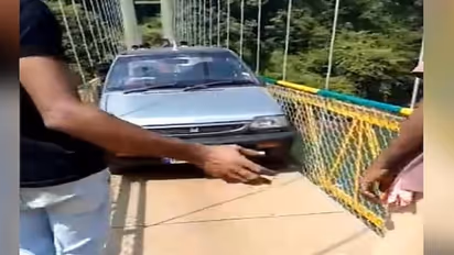 వీళ్లు మారరు... కేబుల్ బ్రిడ్జిపైకి కారు ఎక్కించిన ఆకతాయిలు.. అడ్డుకున్న స్థానికులు.. వీడియో వైరల్...