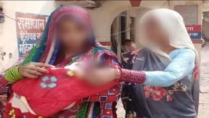 आगरा: 7 दिन की बेटी लेकर न्याय मांगने पहुंची महिला, पति की करतूत बताकर छलके आंसू