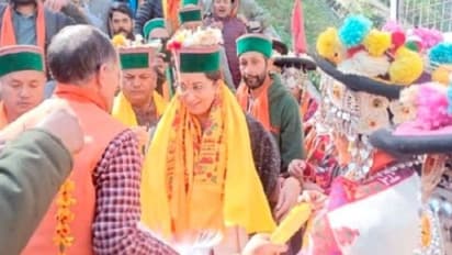 'युवराज देश जोड़ो यात्रा पर निकले हैं और राजकुमारी चुनाव के समय हिमाचल के मंदिरों में घंटा बजा रही हैं'