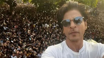 'ചുറ്റും സ്നേഹത്തിന്റെ കടല്', ആരാധകര്ക്കൊപ്പമുള്ള സെല്ഫി പങ്കുവെച്ച് ഷാരൂഖ് ഖാൻ