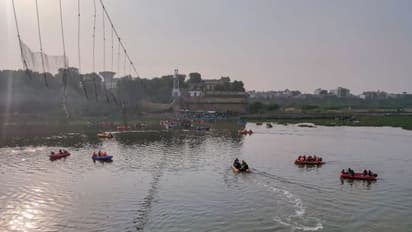 मोरबी के माच्छू नदी में अब भी लोगों की तलाश जारी.. 10 फोटो में देखिए आज की प्रमुख झलकियां 