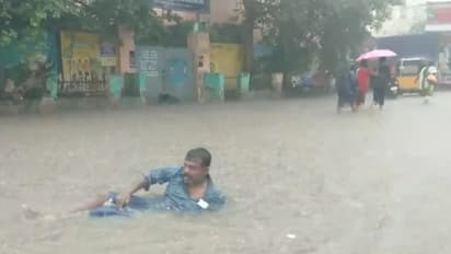 ಎಣ್ಣೆ ಮತ್ತಲ್ಲಿ ರಸ್ತೆಯಲ್ಲಿ ನಿಂತ ನೀರಲ್ಲೇ ಈಜಾಡಿದ ಕುಡುಕ: ವಿಡಿಯೋ ವೈರಲ್ 