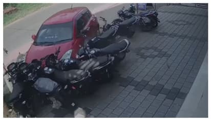 ഷോറൂമിലേക്ക് ഇടിച്ചുകയറി നിയന്ത്രണം വിട്ട കാര്; പത്ത് ബൈക്കുകള് ഇടിച്ചുതെറിപ്പിച്ചു -വീഡിയോ