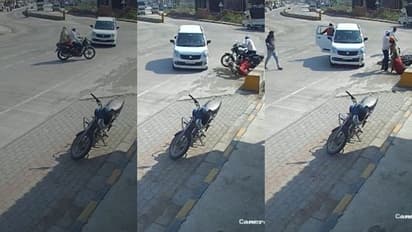 ಕಾರು ಡಿಕ್ಕಿಯಾದ ರಭಸಕ್ಕೆ ಬೈಕ್‌ನಿಂದ ಹಾರಿ ಬಿದ್ದ ಮಗು, ಪತ್ನಿ: ವಿಡಿಯೋ ವೈರಲ್ 